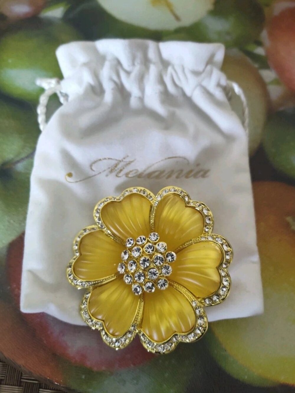 Melania Trump Gold-tone Flower Brooch Yellow Lucite Petals Clear Rhinestone 2"